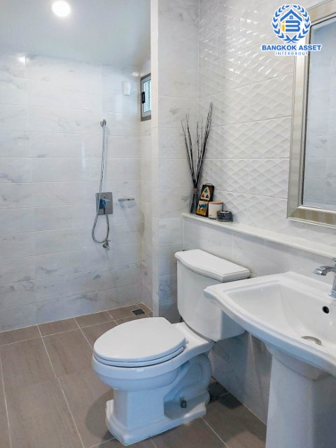 *****บ้านเดี่ยวมือสองย่านแจ้งวัฒนะ ม.เพอร์เฟคเพลส แจ้งวัฒนะ2 หลังมุม เนื้อที่กว้าง 68 ตร.ว. ฟังก์ชัน 4 ห้องนอน 3 ห้องน้ำ ที่จอดรถ 2 คัน สภาพใหม่เอี่ยม ตกแต่งครบพร้อมเข้าอยู่ได้ทันที ตั้งบนสุดยอดทำเล การเดินทางสะดวกสบาย เชื่อมต่อถนนแจ้งวัฒนะ, ถนนชัยพฤกษ์, ถนนติวานนท์ และจุดขึ้นทางด่วน "ศรีสมาน" จองเลยวันนี้!